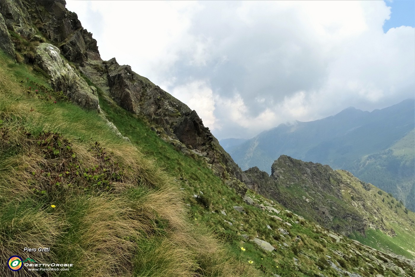 47 Passo sotto i contrafforti rocciosi del versante est del Pizzo Scala .JPG